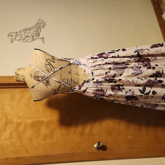 Florens Cream floral maxi dress with open back - Picture 7 of 8